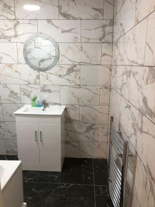 Lovely 3 Bedroom Entire Home With Street Parking - Close To Nec, Bhx Airport - Sleeps 6 Guests Ideal For Contractors & Families Birmingam Exterior foto